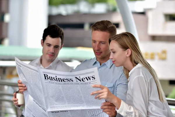 Business People Reading Newspaper City Downtown — Stock Photo, Image