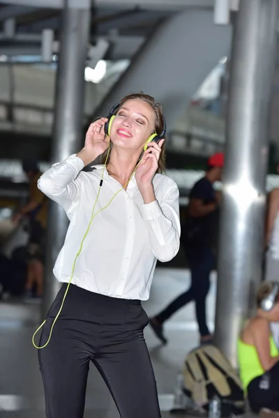 Mulher Está Ouvindo Música Fones Ouvido — Fotografia de Stock