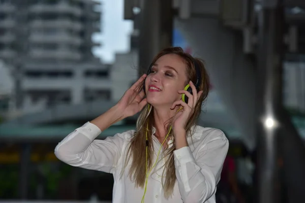 Mulher Está Ouvindo Música Fones Ouvido — Fotografia de Stock