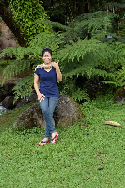 Asian Woman Tropical Park — Stock Photo, Image