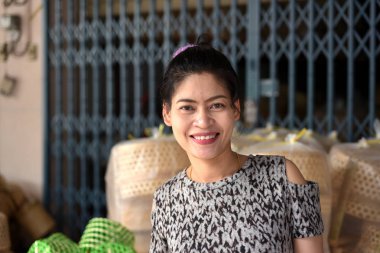 gülümseyen genç Asyalı kadın