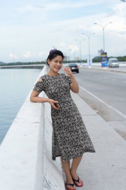 Nehrin üzerinde duran kadın