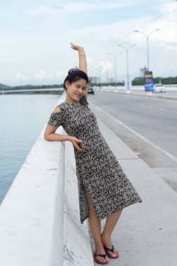 Nehrin üzerinde duran kadın