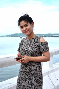 Asyalı kadın cep telefonu kullanıyor.