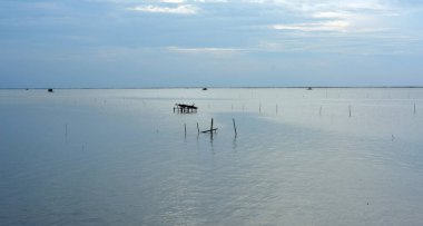 Okyanusun açık seagold günbatımı ışığı günbatımı arka plan ve güneş ışını. Sahilde güzel altın gün batımı. Altın gökyüzü ve güneş battığında renkli bulutlar.
