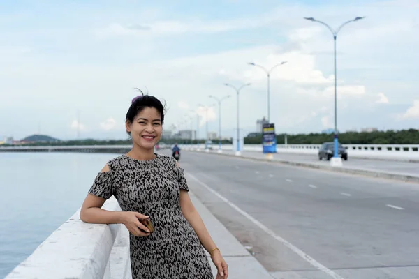 Woman Standing Bridge River — Stock Photo, Image