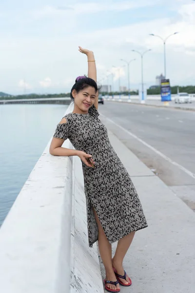Woman Standing Bridge River — Stock Photo, Image