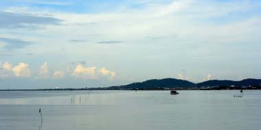 Okyanusun açık seagold günbatımı ışığı günbatımı arka plan ve güneş ışını. Sahilde güzel altın gün batımı. Altın gökyüzü ve güneş battığında renkli bulutlar.