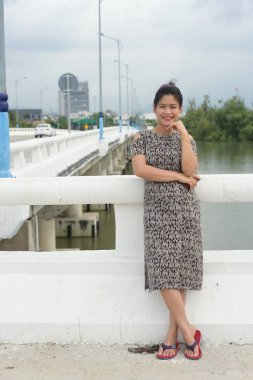 Plajda güneşli bir günde gülümseyerek mutlu bir kadın. Güzel bir kadın açık bir portresi