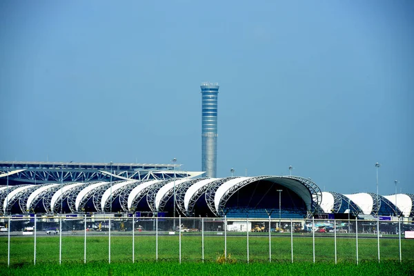 Turista Chegar Aeroporto Internacional Suvarnabhumi Tailândia Uma Olhada Várias Transportadoras — Fotografia de Stock