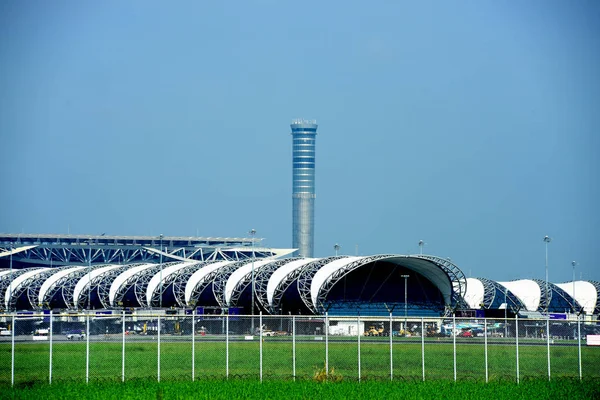 Touriste Arrivée Aéroport International Suvarnabhumi Thaïlande Jeter Oeil Divers Transporteurs — Photo