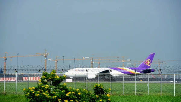 Turista Llegada Aeropuerto Internacional Suvarnabhumi Tailandia Echar Vistazo Varias Compañías — Foto de Stock