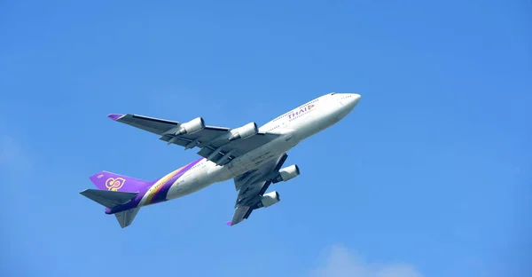 Turista Llegada Aeropuerto Internacional Suvarnabhumi Tailandia Echar Vistazo Varias Compañías — Foto de Stock