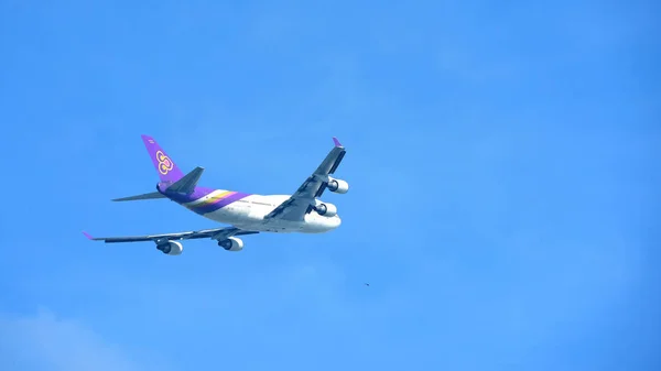 Turista Llegada Aeropuerto Internacional Suvarnabhumi Tailandia Echar Vistazo Varias Compañías —  Fotos de Stock