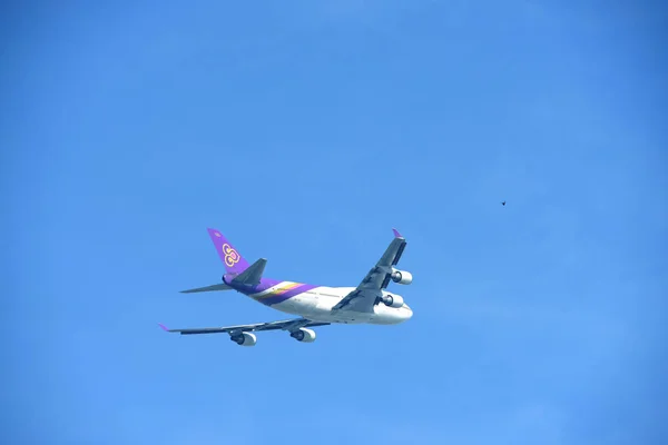 Turista Llegada Aeropuerto Internacional Suvarnabhumi Tailandia Echar Vistazo Varias Compañías —  Fotos de Stock