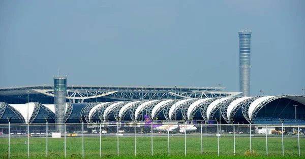 Turisten Ankomst Den Internationella Flygplatsen Suvarnabhumi Thailand Titt Olika Bärare — Stockfoto