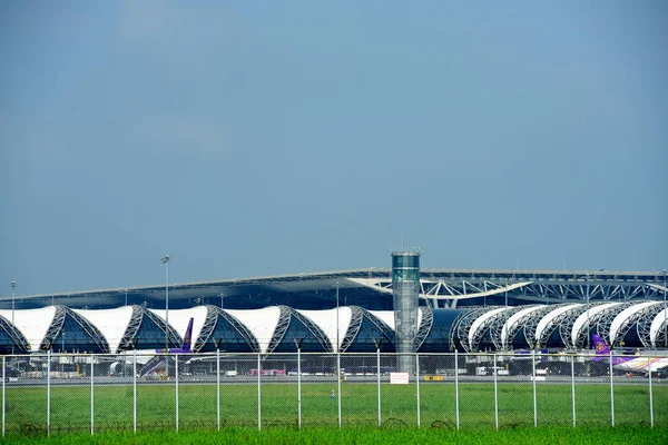 Turisten Ankomst Den Internationella Flygplatsen Suvarnabhumi Thailand Titt Olika Bärare — Stockfoto