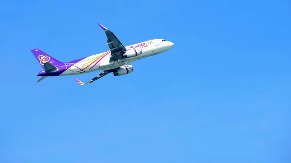 Avión Volando Cielo Azul —  Fotos de Stock