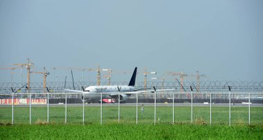 Gündüz vakti modern havaalanında uçak