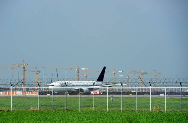 Gündüz vakti modern havaalanında uçak