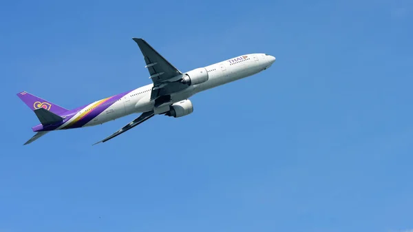 Avión Volando Cielo Azul — Foto de Stock