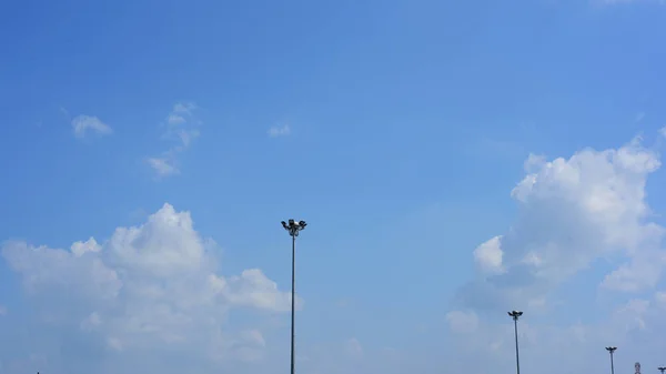 Lampen Auf Blauem Himmel Hintergrund — Stockfoto