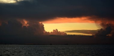 Denizin üzerinde güzel bir gün batımı.