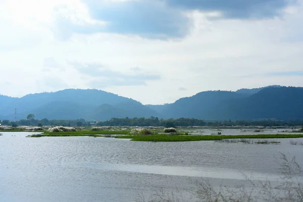 Bela Paisagem Com Lago Montanhas — Fotografia de Stock