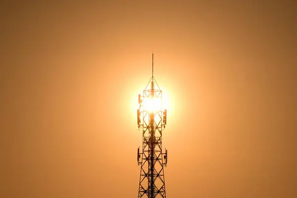 Salida Del Sol Brillo Amarillo Dorado Con Torres Telefónicas Inalámbricas — Foto de Stock