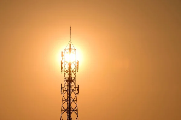 Bezdrátové Komunikační Anténa Jasnou Oblohou Telekomunikační Věž Anténami Nebe Modré — Stock fotografie