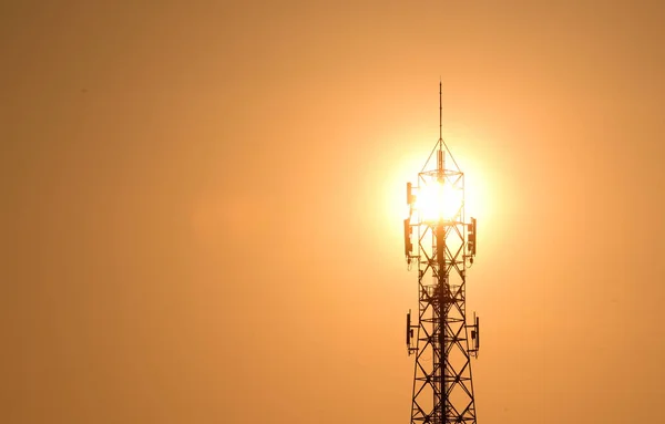 Ασύρματη Κεραία Επικοινωνίας Φωτεινό Ουρανό Πύργος Τηλεπικοινωνιών Κεραίες Μπλε Και — Φωτογραφία Αρχείου