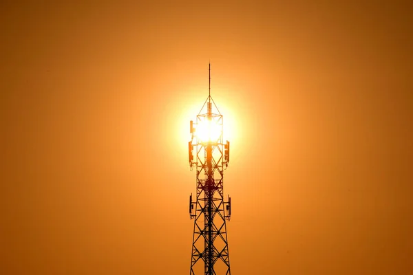 Antena Comunicación Inalámbrica Con Cielo Brillante Torre Telecomunicaciones Con Antenas — Foto de Stock