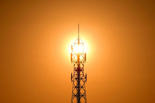 Antenna Comunicazione Wireless Con Cielo Luminoso Torre Telecomunicazione Con Antenne — Foto Stock