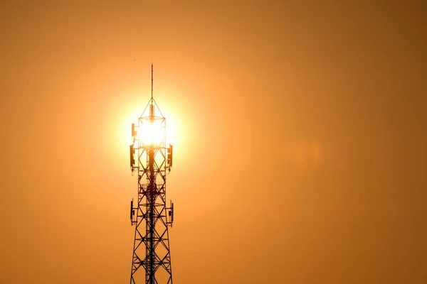 Soleil Levant Paillettes Jaune Doré Avec Tours Téléphoniques Sans Fil — Photo