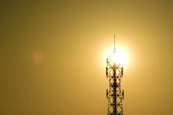 Antena Comunicação Sem Fio Com Céu Brilhante Torre Telecomunicações Com — Fotografia de Stock