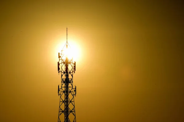 Funkantenne Mit Hellem Sky Telekommunikationsturm Mit Antennen Mit Blauem Und — Stockfoto