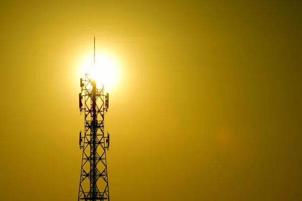 Sonnenaufgang Goldgelber Glanz Mit Drahtlosen Telefonzellen — Stockfoto