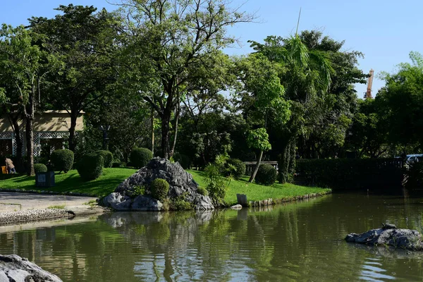 青空と市内中心部の公園の緑の芝生のフィールドです 都市公園の紅葉 — ストック写真