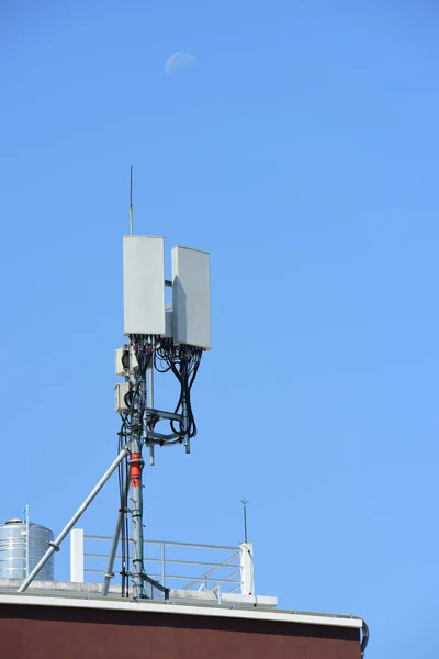 Antena Comunicación Inalámbrica Con Cielo Brillante Torre Telecomunicaciones Con Antenas — Foto de Stock