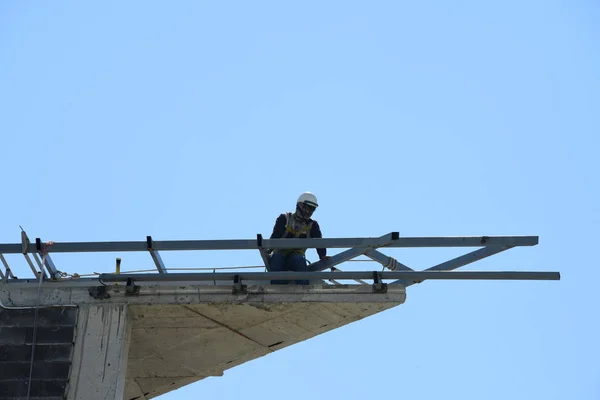 Trabalhadores Construção Civil Trabalham Lugares Altos Telhado Edifício Está Quase — Fotografia de Stock