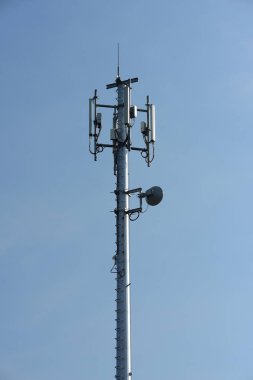 Kablosuz iletişim anteni ile parlak gökyüzü. Telekomünikasyon kule mavi gökyüzü ile antenler ile.