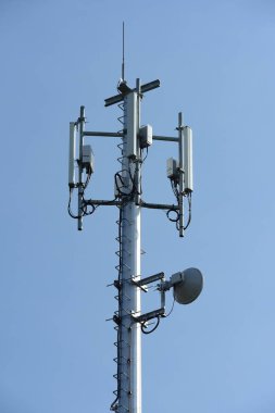 Kablosuz iletişim anteni ile parlak gökyüzü. Telekomünikasyon kule mavi gökyüzü ile antenler ile.