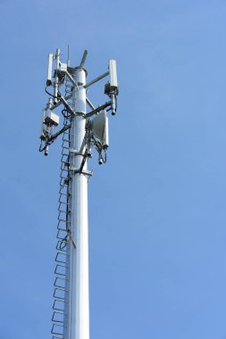 Kablosuz iletişim anteni ile parlak gökyüzü. Telekomünikasyon kule mavi gökyüzü ile antenler ile.