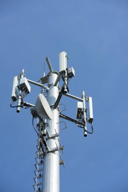 Kablosuz iletişim anteni ile parlak gökyüzü. Telekomünikasyon kule mavi gökyüzü ile antenler ile.