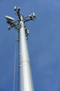 Kablosuz iletişim anteni ile parlak gökyüzü. Telekomünikasyon kule mavi gökyüzü ile antenler ile.