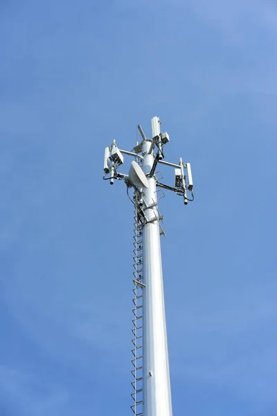 Trådlös Kommunikation Antennen Med Ljusa Himlen Telekommunikationen Står Hög Med — Stockfoto