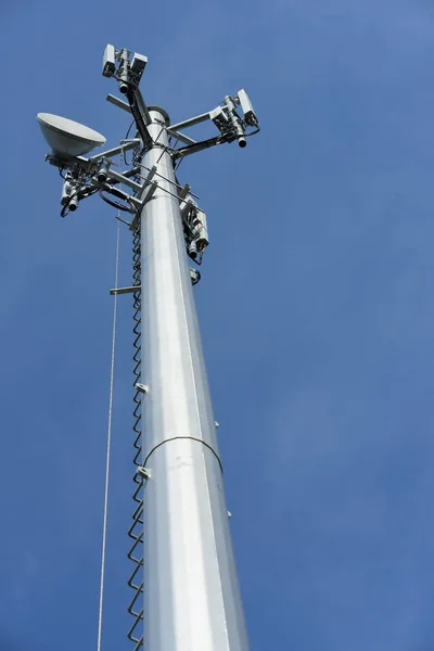 Vezeték Nélküli Kommunikációs Antenna Világos Égbolt Távközlési Torony Antennák Kék — Stock Fotó