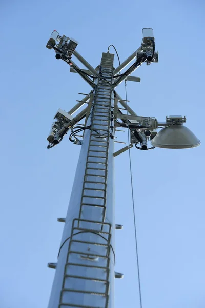 Antena Comunicación Inalámbrica Con Cielo Brillante Torre Telecomunicaciones Con Antenas —  Fotos de Stock