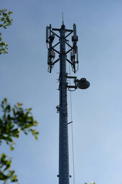 Ασύρματη Κεραία Επικοινωνίας Φωτεινό Ουρανό Πύργος Τηλεπικοινωνιών Κεραίες Μπλε Του — Φωτογραφία Αρχείου