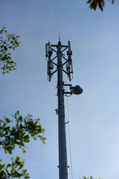 Kablosuz Iletişim Anteni Ile Parlak Gökyüzü Telekomünikasyon Kule Mavi Gökyüzü — Stok fotoğraf